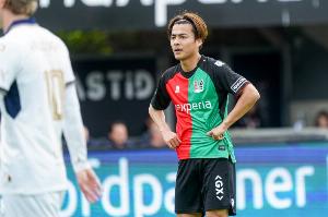 奈梅亨主帅：佐野航大因为即将转会而不想上场，这违反了约定